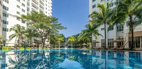 Swimming pool, Shangri-La Serviced Apartments Yangon in Kandawgyi Swimming pool, Shangri-La Serviced Apartments Yangon in Kandawgyi