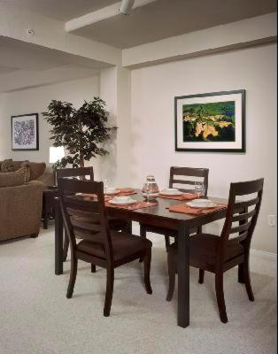 在meiguo.com看到的奥克伍德6号公寓的介绍图片