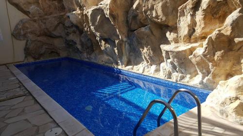 مسبح, Pool view studio, shaded balcony in بييا مسبح, Pool view studio, shaded balcony in بييا