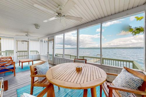 Cozy & Quiet Lakeside Retreat in Aurora (NY) Cozy & Quiet Lakeside Retreat in Aurora (NY)