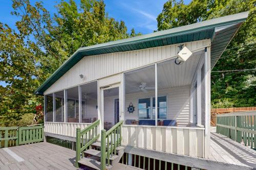 Cozy & Quiet Lakeside Retreat in Aurora (NY) Cozy & Quiet Lakeside Retreat in Aurora (NY)