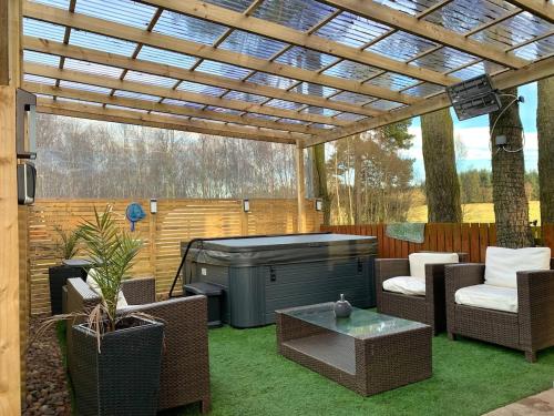 North Lodge Holiday Home, Hot Tub & Sauna in Biggar North Lodge Holiday Home, Hot Tub & Sauna in Biggar