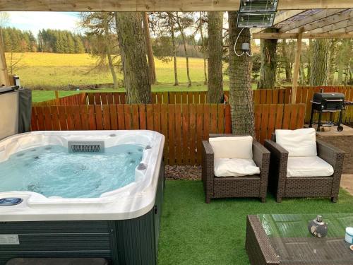 North Lodge Holiday Home, Hot Tub & Sauna in Biggar North Lodge Holiday Home, Hot Tub & Sauna in Biggar