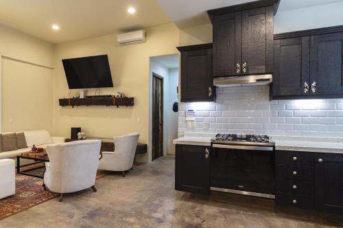 kuchyně, Panoramic Paradise 4BR Gem Overlooking SMAs Dam in Pantoja kuchyně, Panoramic Paradise 4BR Gem Overlooking SMAs Dam in Pantoja