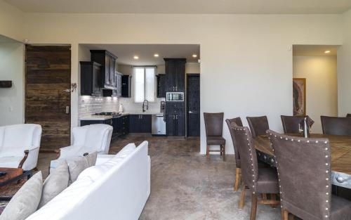 kuchyně, Panoramic Paradise 4BR Gem Overlooking SMAs Dam in Pantoja kuchyně, Panoramic Paradise 4BR Gem Overlooking SMAs Dam in Pantoja