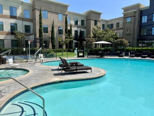 游泳池, Holiday Inn Carlsbad/San Diego By IHG in 卡爾斯巴德 游泳池, Holiday Inn Carlsbad/San Diego By IHG in 卡爾斯巴德