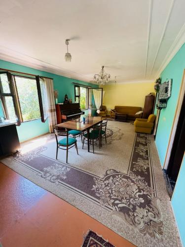 Спільний лаунж/ТБ зона, Rossi Rest House in Діліжан Спільний лаунж/ТБ зона, Rossi Rest House in Діліжан