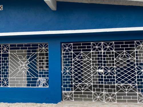 Instalaciones, WhiteRoom Sparks in Spanish Town Instalaciones, WhiteRoom Sparks in Spanish Town