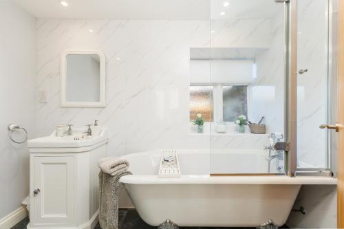 Badrum, The Old Abbey Farmhouse - Stay at Quarr Abbey Monastery - Pet-Friendly Farmhouse with History & Coun in Binstead and Fishbourne Badrum, The Old Abbey Farmhouse - Stay at Quarr Abbey Monastery - Pet-Friendly Farmhouse with History & Coun in Binstead and Fishbourne