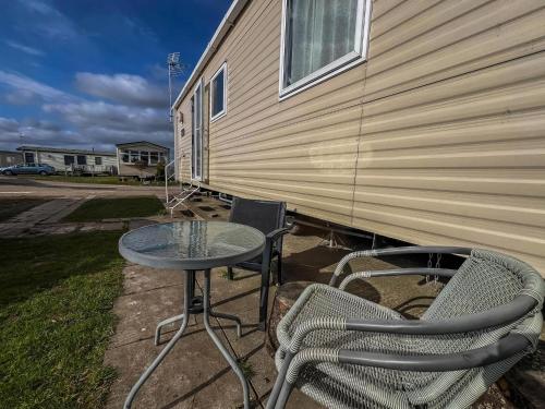 酒店外观, Great Caravan With Modern Furnishings At Dovercourt Holiday Park Ref 44007D in 哈里奇 酒店外观, Great Caravan With Modern Furnishings At Dovercourt Holiday Park Ref 44007D in 哈里奇