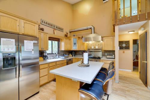 Secluded Cabin, Jacuzzi, Pool Table, King Bed & Fire Pit in 부시킬 폴스 Secluded Cabin, Jacuzzi, Pool Table, King Bed & Fire Pit in 부시킬 폴스