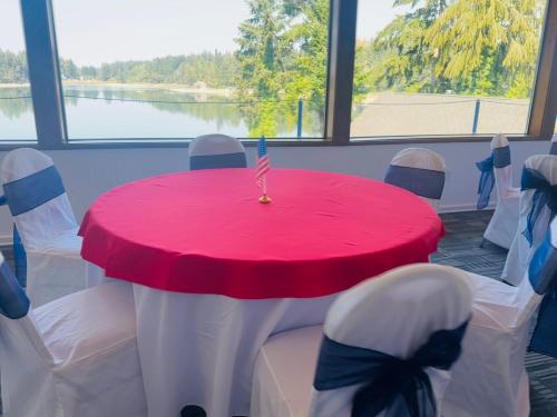 Oyster Bay Inn & Suites in Bremerton (WA) Oyster Bay Inn & Suites in Bremerton (WA)