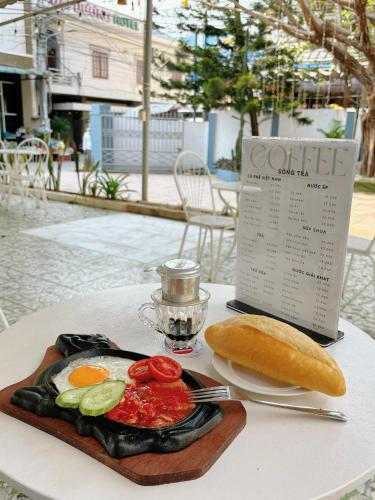 Cibo e bevande, di 32 m² con 3 camera(e) e 1 bagno(i) privato(i) in zona An vinh (Khách sạn Lý Sơn) in Ly Son Cibo e bevande, di 32 m² con 3 camera(e) e 1 bagno(i) privato(i) in zona An vinh (Khách sạn Lý Sơn) in Ly Son