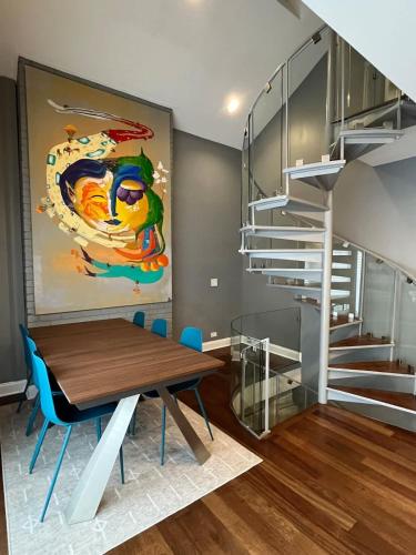 3-Story Townhome Free Parking Private Patio Washer-Dryer near Lincoln Park Zoo 3-Story Townhome Free Parking Private Patio Washer-Dryer near Lincoln Park Zoo