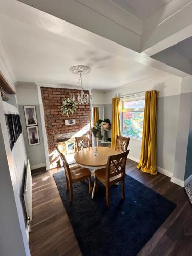 Cosy two bed terraced house 7min drive from city in Skegoneill Cosy two bed terraced house 7min drive from city in Skegoneill