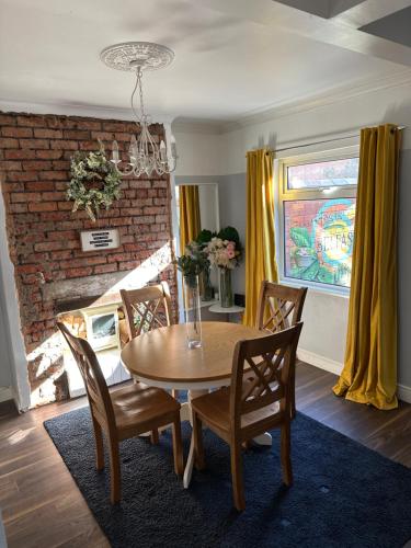 Cosy two bed terraced house 7min drive from city in Skegoneill Cosy two bed terraced house 7min drive from city in Skegoneill