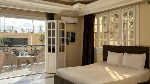 Turquoise Pyramids Palace in Guiza Turquoise Pyramids Palace in Guiza