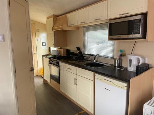 Kitchen, Holiday home 5 minutes from Porth beach in Newquay Kitchen, Holiday home 5 minutes from Porth beach in Newquay