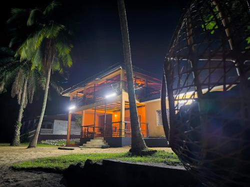 Buitenkant, La Villa Lou, Musée Des Arts Grand Batangua (La Villa Lou, Musee Des Arts Grand Batangua) in Kribi Buitenkant, La Villa Lou, Musée Des Arts Grand Batangua (La Villa Lou, Musee Des Arts Grand Batangua) in Kribi