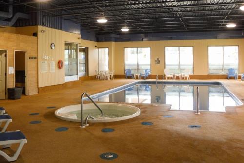 Swimming pool, Quality Inn in Owen Sound Swimming pool, Quality Inn in Owen Sound