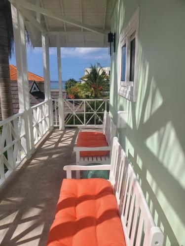 White House Beachside Villa - AC and Walk to Shore in Whitehouse White House Beachside Villa - AC and Walk to Shore in Whitehouse