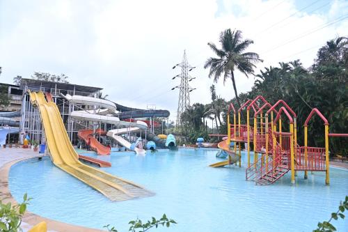 Плувен басейн, Kumar Resort By Turtle, Lonavala in Лоновала Плувен басейн, Kumar Resort By Turtle, Lonavala in Лоновала