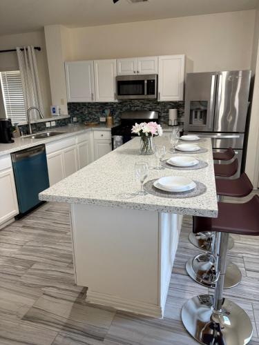 Kitchen, Elegant family home in Cypress Kitchen, Elegant family home in Cypress