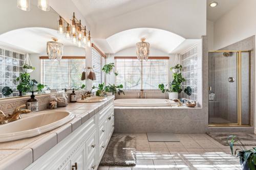 Fürdőszoba, ¤ Old Folsom La Boheme Artist Retreat + Jacuzzi ¤ in Folsom (Kalifornia) Fürdőszoba, ¤ Old Folsom La Boheme Artist Retreat + Jacuzzi ¤ in Folsom (Kalifornia)