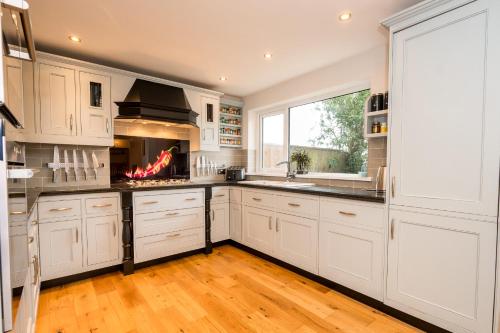 مطبخ, Plymouth Plym Valley Impressive House Free Parking In Great Location By StayStaycations in Turnchapel مطبخ, Plymouth Plym Valley Impressive House Free Parking In Great Location By StayStaycations in Turnchapel