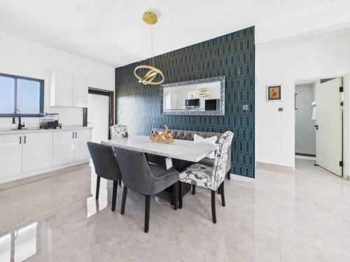 Eco-Luxe Ocean View Villa, Gated with Pickleball & Pool for 10 in Runaway Bay Eco-Luxe Ocean View Villa, Gated with Pickleball & Pool for 10 in Runaway Bay