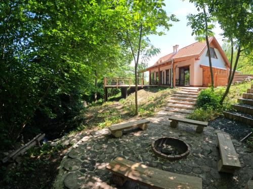 Lesence Zug Vendégház (Lesence Zug Vendeghaz) in เลเซนเชโตไม Lesence Zug Vendégház (Lesence Zug Vendeghaz) in เลเซนเชโตไม