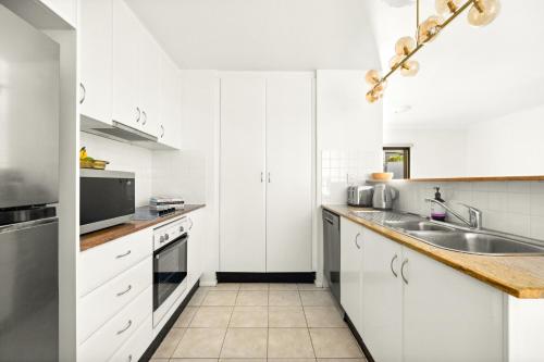Spacious 2-Bed 2-Bath Moments from Avalon Beach in Northern Beaches Spacious 2-Bed 2-Bath Moments from Avalon Beach in Northern Beaches