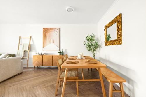 Spacious 2-Bed 2-Bath Moments from Avalon Beach in Northern Beaches Spacious 2-Bed 2-Bath Moments from Avalon Beach in Northern Beaches