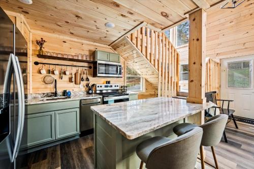 LAST MIN DEALS! - Near Dollywood, Parkway, Biggest Zipline - Cozy Mountain Cabin with Hot Tub, Games in Pigeon Forge Suburbii LAST MIN DEALS! - Near Dollywood, Parkway, Biggest Zipline - Cozy Mountain Cabin with Hot Tub, Games in Pigeon Forge Suburbii