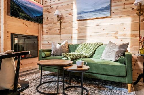 LAST MIN DEALS! - Near Dollywood, Parkway, Biggest Zipline - Cozy Mountain Cabin with Hot Tub, Games in Pigeon Forge Suburbii LAST MIN DEALS! - Near Dollywood, Parkway, Biggest Zipline - Cozy Mountain Cabin with Hot Tub, Games in Pigeon Forge Suburbii