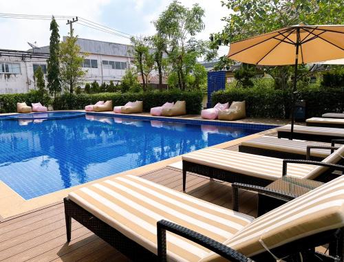 สระว่ายน้ำ, ไมลอฟท์ สุวรรณภูมิ แอร์พอร์ต โฮเทล (Miloft Suvarnabhumi Airport Hotel ) near วิทยาลัยกรุงเทพสุวรรณภูมิ สระว่ายน้ำ, ไมลอฟท์ สุวรรณภูมิ แอร์พอร์ต โฮเทล (Miloft Suvarnabhumi Airport Hotel ) near วิทยาลัยกรุงเทพสุวรรณภูมิ