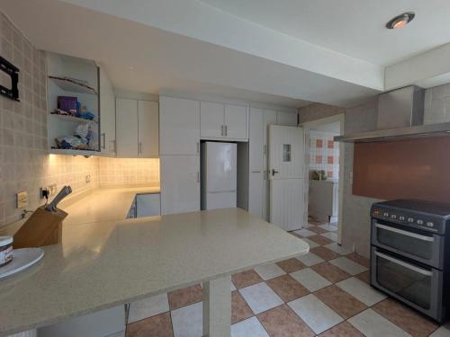 Kitchen, Gordon Avenue Guest House HA7 London in Watford Kitchen, Gordon Avenue Guest House HA7 London in Watford