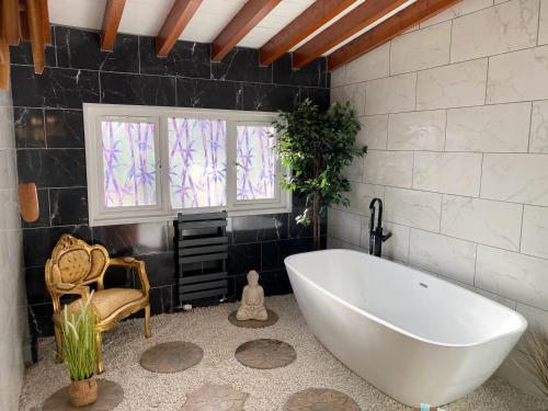 Kaoglen Zen-Feature Bath-Dunkeld-Route 500 in كيركميشيل Kaoglen Zen-Feature Bath-Dunkeld-Route 500 in كيركميشيل