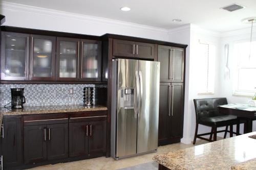 Luxury mansion with pool jacuzzi BBQ for ultimate scape in Tamiami Luxury mansion with pool jacuzzi BBQ for ultimate scape in Tamiami