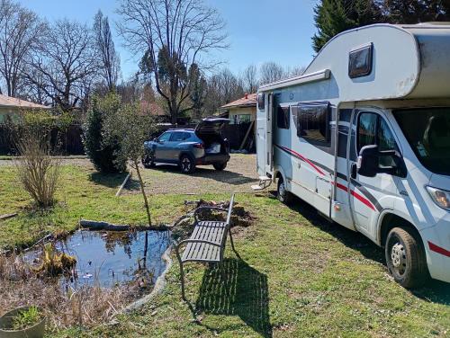 Camping car au bord de l eau in Villeneuve-de-Marsan Camping car au bord de l eau in Villeneuve-de-Marsan