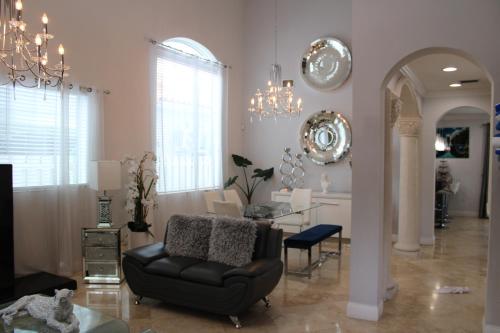 Luxury mansion with pool jacuzzi BBQ for ultimate scape in Tamiami Luxury mansion with pool jacuzzi BBQ for ultimate scape in Tamiami