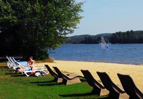 Beach, The Pines Cottage Resort in Algonquin Highlands (ON) Beach, The Pines Cottage Resort in Algonquin Highlands (ON)