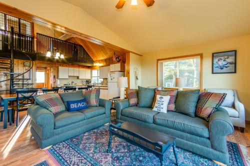 Oceanfront Family Cabin 4 Br Wrap-around Deck in Rockaway Beach (OR) Oceanfront Family Cabin 4 Br Wrap-around Deck in Rockaway Beach (OR)