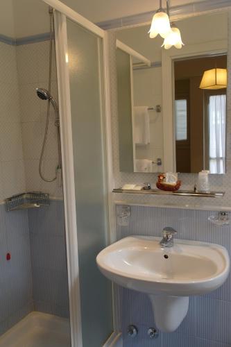 Bathroom, Hotel Armando' s in Sulmona Bathroom, Hotel Armando' s in Sulmona