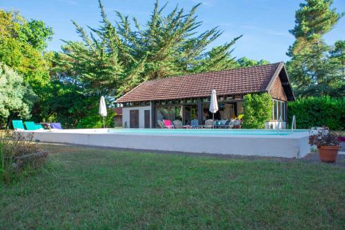 Maison de Maitre Piscine & Pool House in Pierricq Maison de Maitre Piscine & Pool House in Pierricq