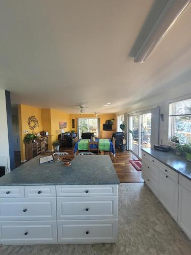 Lakefront Cottage on Spruce Lake near Kenora in קנורה(או אן) Lakefront Cottage on Spruce Lake near Kenora in קנורה(או אן)