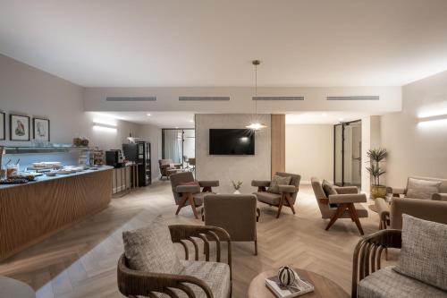 Shared lounge/TV area, Leonardo Hotel Negev in Beer Sheva Shared lounge/TV area, Leonardo Hotel Negev in Beer Sheva