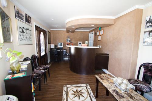 Lobby, Trails Motel in Lone Pine (CA) Lobby, Trails Motel in Lone Pine (CA)