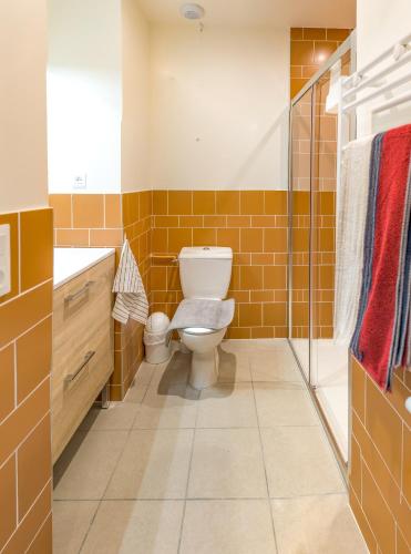 Zuhanyzó, Résidences EMA-CNIFOP (Residences EMA-CNIFOP) in Saint-Amand-en-Puisaye Zuhanyzó, Résidences EMA-CNIFOP (Residences EMA-CNIFOP) in Saint-Amand-en-Puisaye