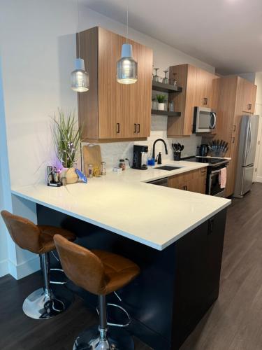 Kitchen, central located Modern west Midtown suite in English Avenue Kitchen, central located Modern west Midtown suite in English Avenue